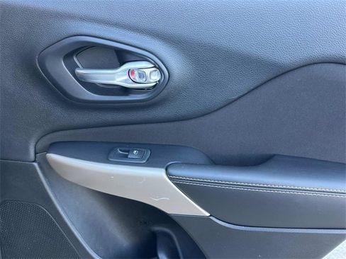 Used 2017 Jeep Cherokee Latitude w/ Safety/Convenience Group image 20