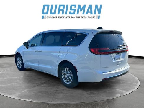 New 2026 Chrysler Pacifica Select image 4
