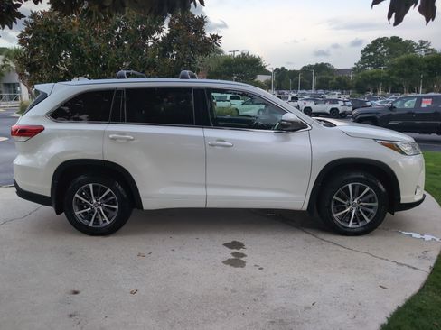 Used 2018 Toyota Highlander XLE AWD/4WD image 11