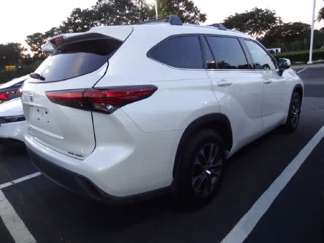 Used 2021 Toyota Highlander XLE AWD/4WD image 5