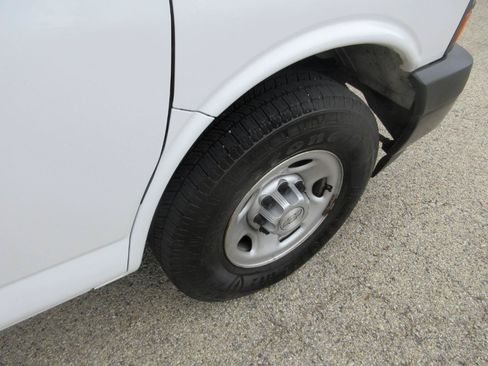 Used 2017 Chevrolet Express 2500 RWD image 17