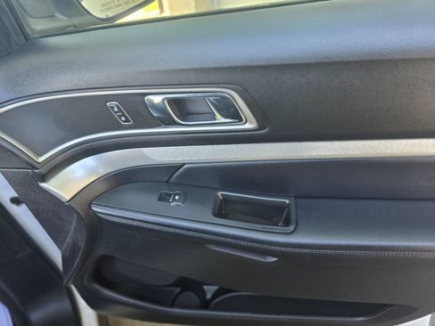 Used 2017 Ford Explorer XLT w/ Equipment Group 202A FWD image 32