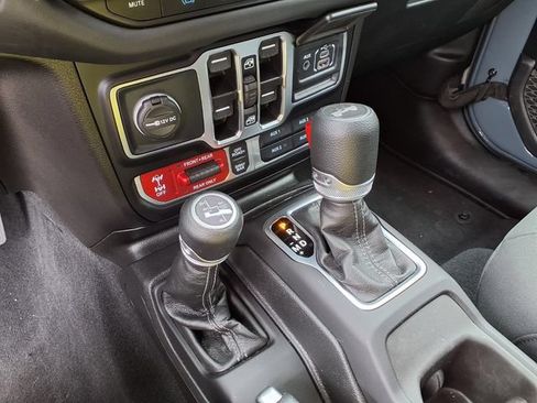Used 2025 Jeep Wrangler Unlimited Rubicon 4xe w/ Convenience Group AWD/4WD image 9