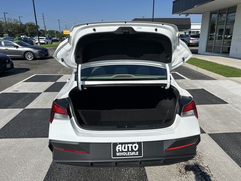 Used 2024 Hyundai Elantra SEL FWD image 5