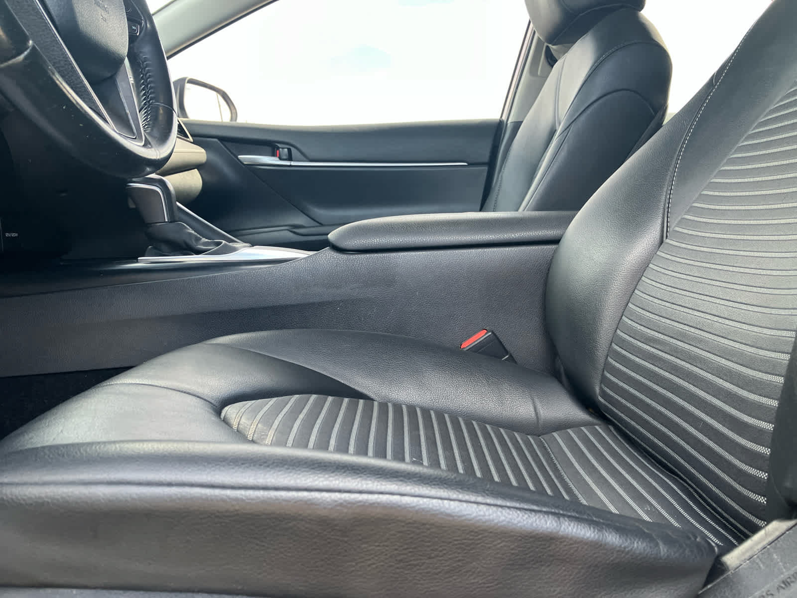 Used 2020 Toyota Camry SE w/ Convenience Package FWD image 9
