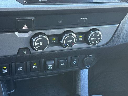 Used 2020 Toyota Tacoma TRD Sport w/ Technology Package image 19