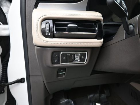 Certified 2022 Lincoln Nautilus FWD image 12