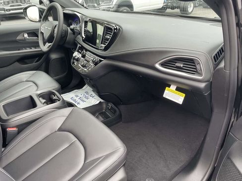 New 2026 Chrysler Pacifica Select image 14