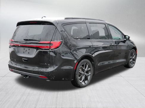 Used 2024 Chrysler Pacifica Limited w/ S Appearance Package image 7