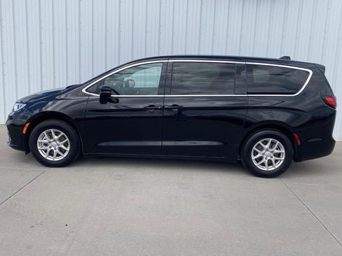 Used 2025 Chrysler Pacifica Select FWD image 8