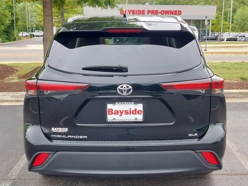 Used 2024 Toyota Highlander XLE FWD image 11