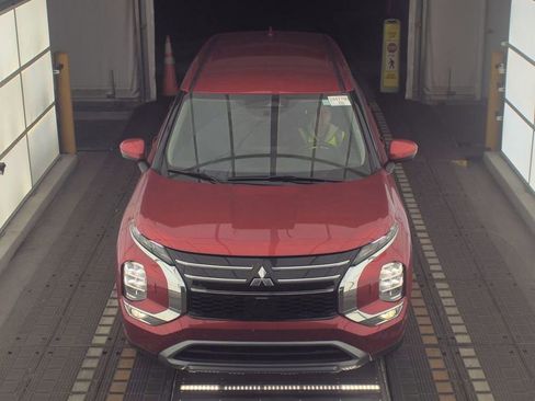 Used 2025 Mitsubishi Outlander SE image 2