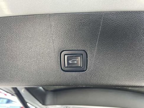 Used 2022 Chevrolet Traverse LT image 10