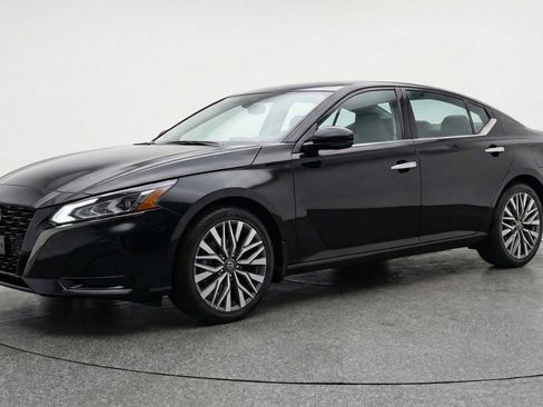 Used 2025 Nissan Altima 2.5 SV FWD image 3