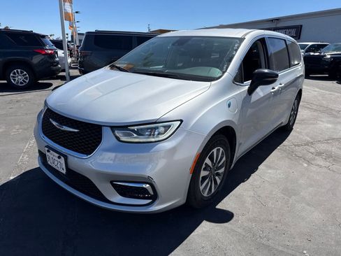 Used 2024 Chrysler Pacifica Limited FWD image 1