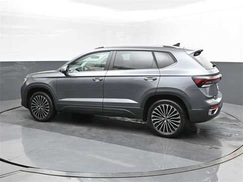 Used 2025 Volkswagen Taos SE w/ Panoramic Sunroof Package image 5