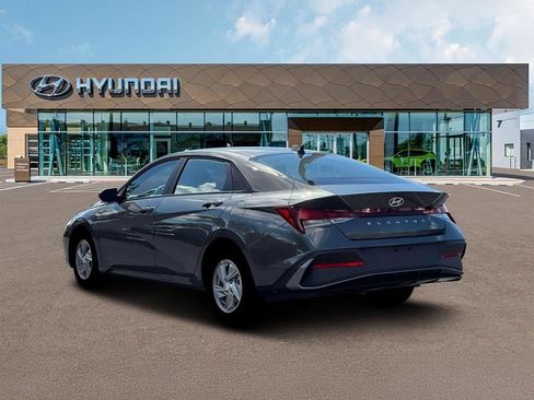 Used 2026 Hyundai Elantra SE FWD image 5
