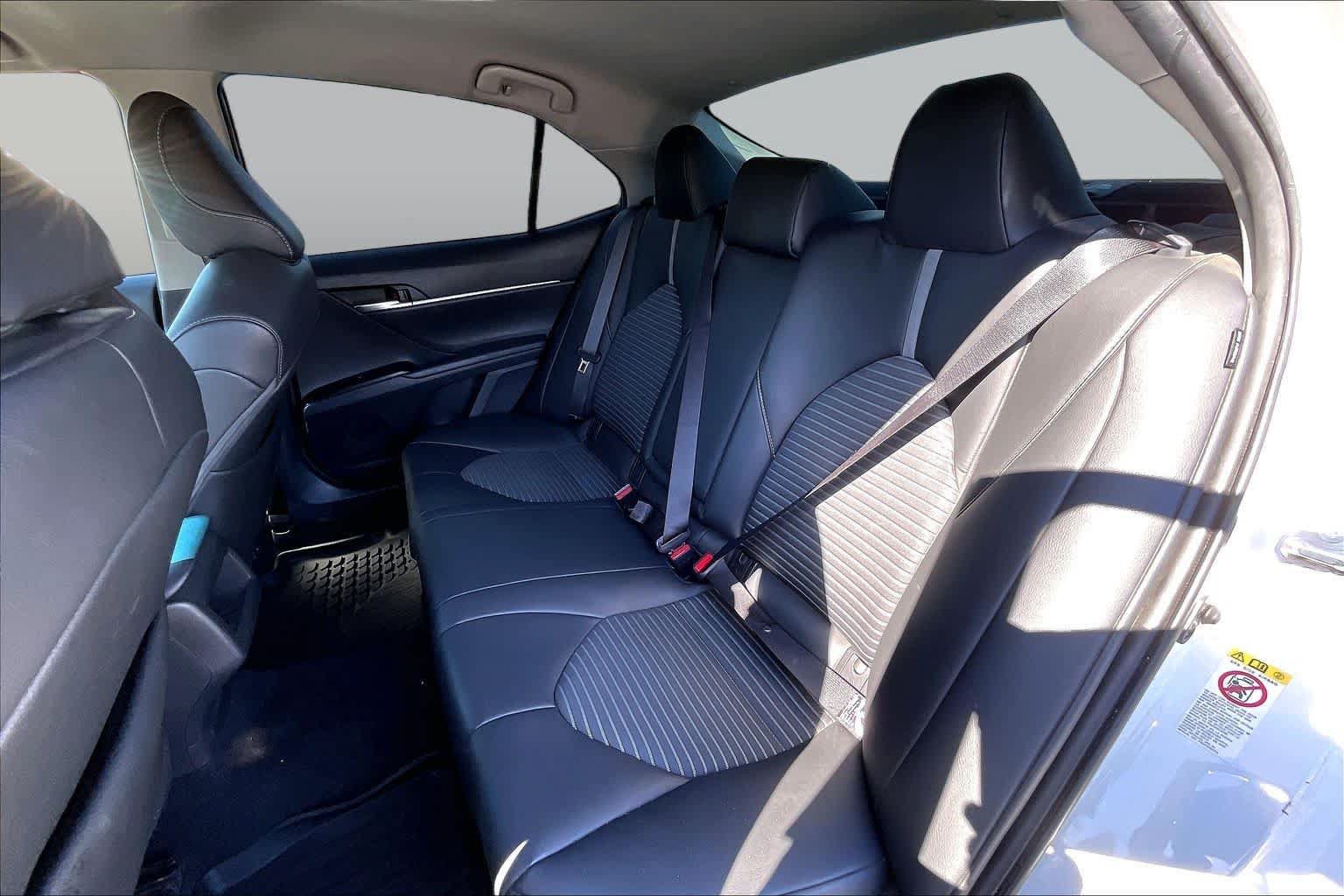 Used 2018 Toyota Camry SE FWD image 19