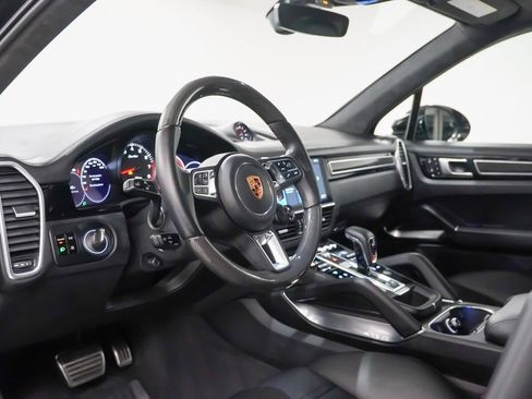 Certified 2019 Porsche Cayenne Turbo image 4
