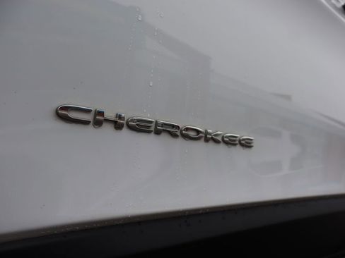 Used 2020 Jeep Cherokee Limited image 8