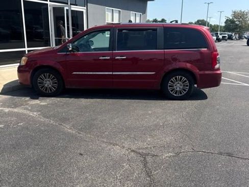 Used 2011 Chrysler Town & Country Limited FWD image 3