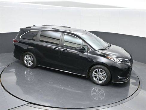 Used 2022 Toyota Sienna XSE image 50