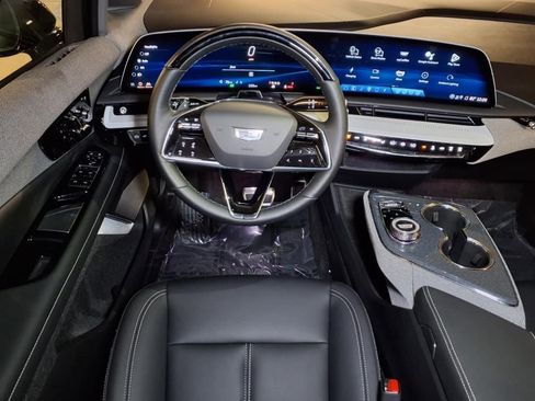 Certified 2025 Cadillac Optiq Sport 1 w/ LPO, ONYX Package image 18