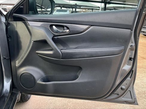 Used 2018 Nissan Rogue SV image 24