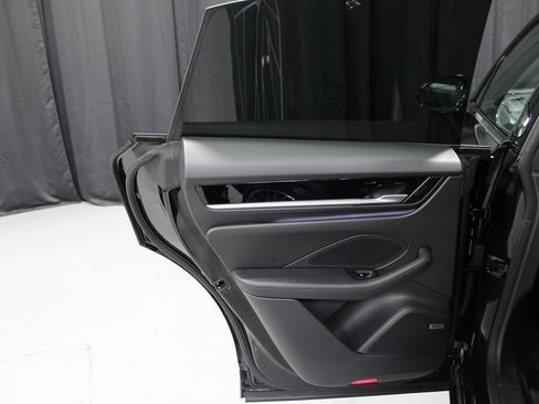 Certified 2025 Porsche Macan Electric image 23