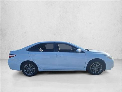 Used 2017 Toyota Camry SE image 4