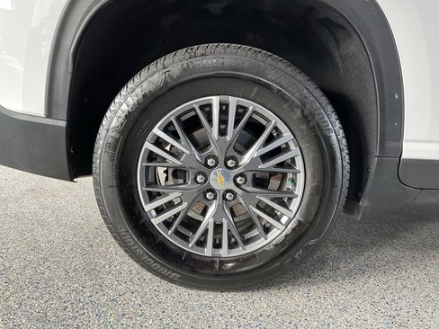 Used 2025 Chevrolet Traverse LT image 36