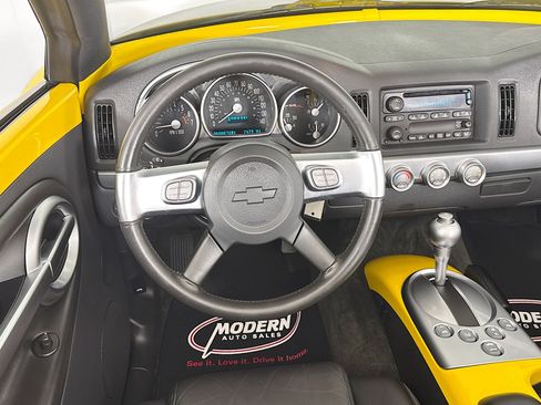 Used 2004 Chevrolet SSR RWD image 23