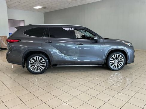 Used 2022 Toyota Highlander Platinum AWD/4WD image 7
