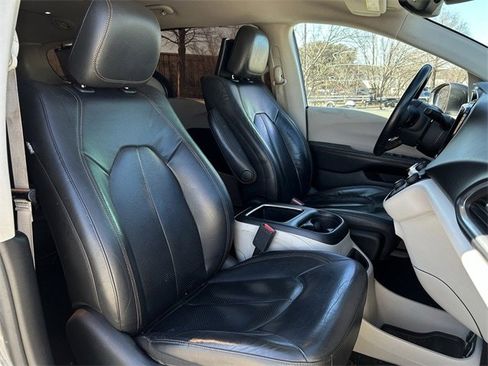 Used 2017 Chrysler Pacifica Touring-L Plus image 27