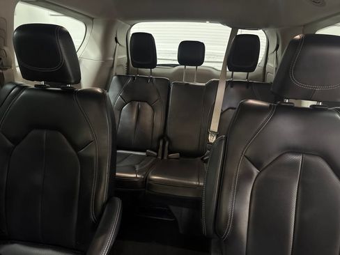 Used 2023 Chrysler Pacifica Touring-L FWD image 6