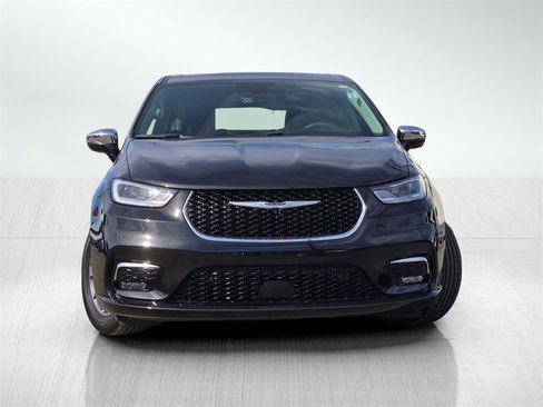 Used 2022 Chrysler Pacifica Limited w/ Uconnect Theater Family Group image 2