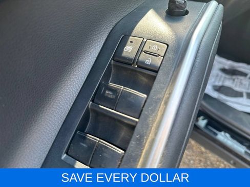 Used 2023 Toyota Highlander L FWD image 9