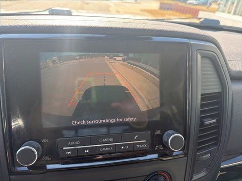 Used 2022 Nissan Titan SV image 17