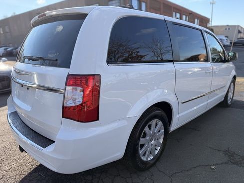 Used 2015 Chrysler Town & Country Touring image 4