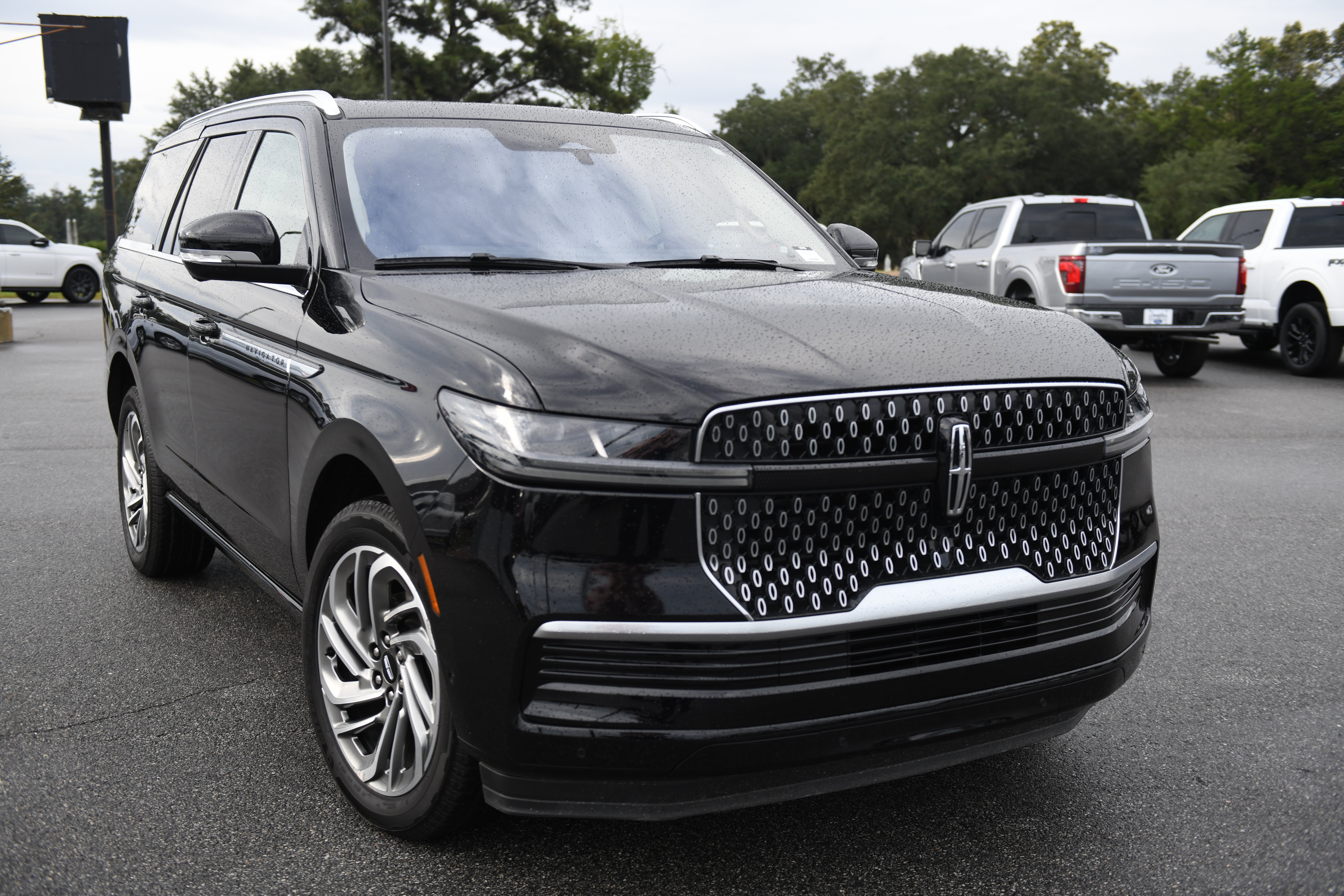 Used 2025 Lincoln Navigator Reserve AWD/4WD image 3