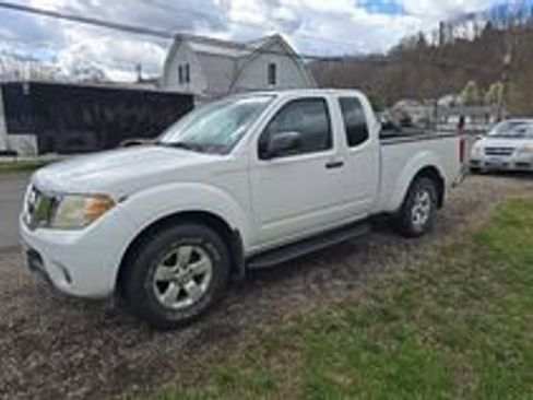 Used 2012 Nissan Frontier SV image 1