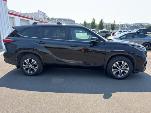 Used 2023 Toyota Highlander XLE AWD/4WD image 6