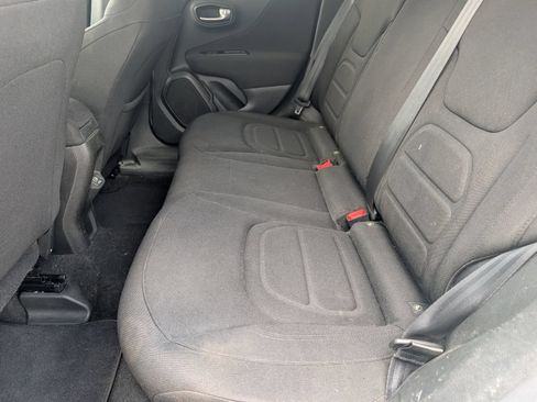Used 2021 Jeep Renegade Latitude FWD image 8