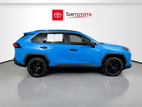 Used 2021 Toyota RAV4 LE FWD image 2
