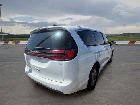 Used 2024 Chrysler Pacifica Touring-L FWD image 3
