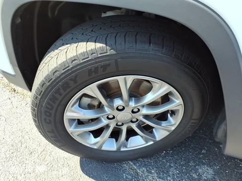 Used 2019 Jeep Cherokee Latitude Plus AWD/4WD image 21
