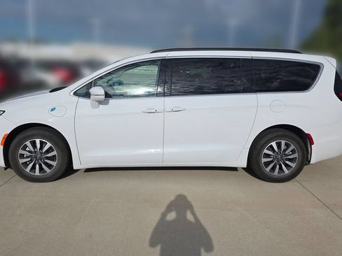 Used 2022 Chrysler Pacifica Touring-L FWD image 2