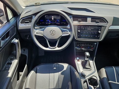 Used 2022 Volkswagen Tiguan SE w/ Panoramic Sunroof Package AWD/4WD image 11