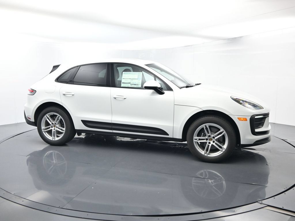 Certified 2025 Porsche Macan AWD/4WD image 14