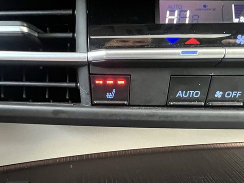 Used 2024 Toyota Sienna XLE image 22